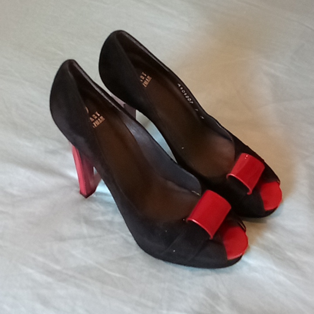 🎄Stuart Weitzman black suede and candy apple red Patten leather heels🎄